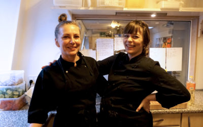 Barsel og ny kok ved gryderne